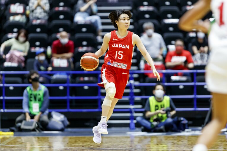 右膝をサポーターを固めた痛々しい姿で、本橋は代表生き残りをかけた戦いに出場。短い時間でも存在感を示した