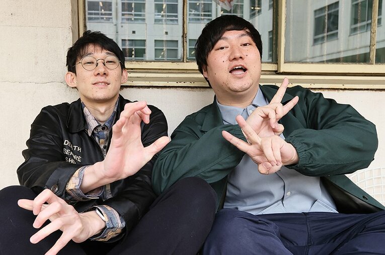 結成12年で初の決勝進出を果たしたロングコートダディ。堂前透（32歳、左）と兎（33歳）。吉本興業所属 ／ photograph by Shigeki Yamamoto