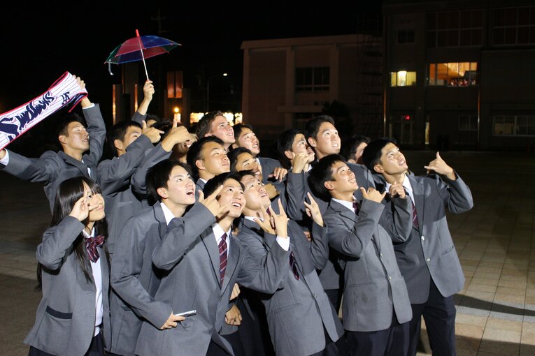 チームメイトと記念撮影するモイセエフ　©NumberWeb