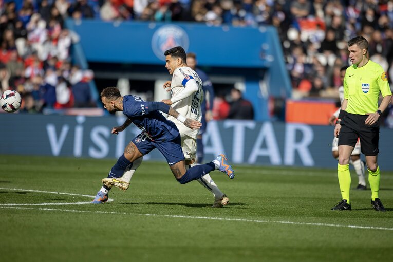 今年2月のリール戦で背後からタックルを受け、負傷退場したネイマール。時に自身の超絶技巧が相手を挑発し悪質ファウルを誘発することも多々ある　©︎Getty Images