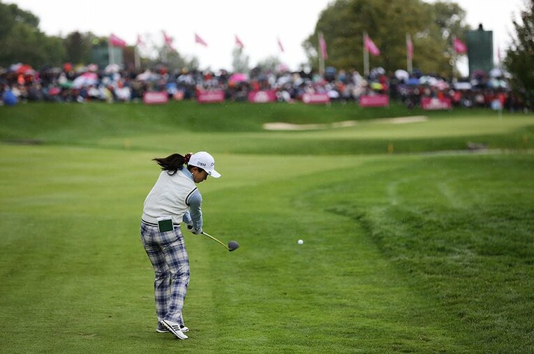 エビアン選手権最終日、最終18番の第2打。大会終了後、「（やるからには）東京五輪にも出たいと思います」と目標を口にした。 ／ photograph by Shizuka Minami