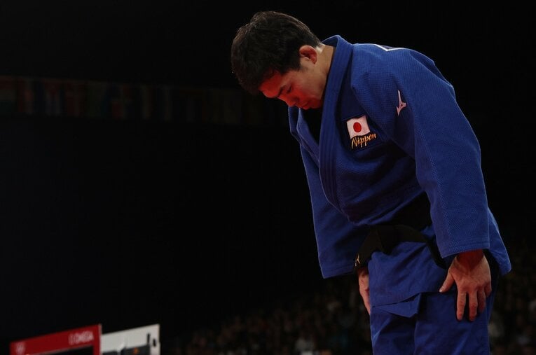 男子60kg級・準々決勝、不可解判定で敗れた永山竜樹。抗議を続けたが、最後は一礼して畳を下りた　©JMPA