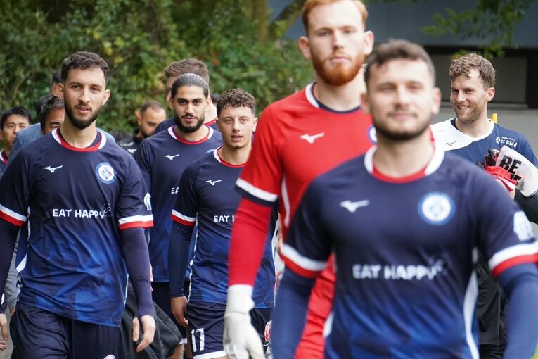 胸には新スポンサーロゴが　©Basara Mainz