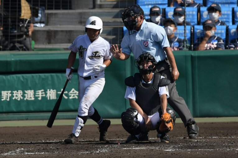 1球ごと右左に打席を代えるスイッチ打法を見せた有田工・山口 ©Sankei Shimbun