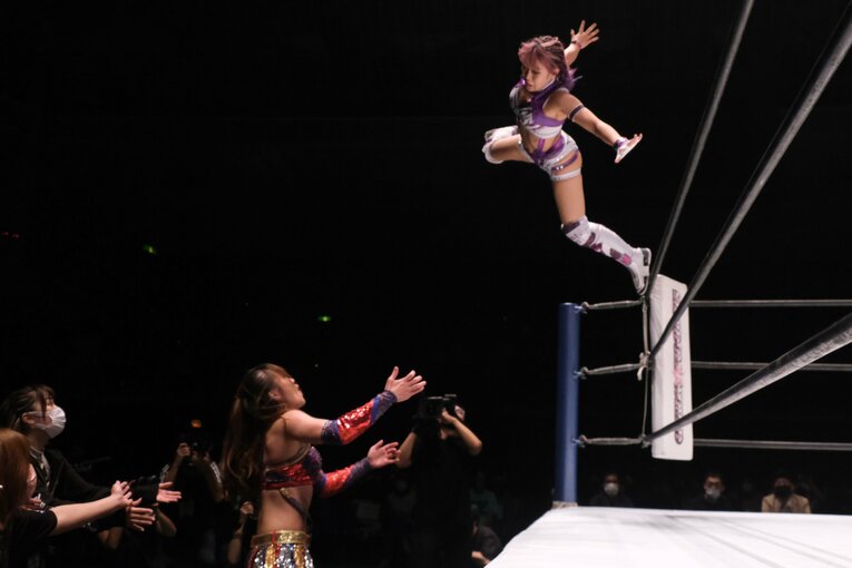 〈スターダム〉“永遠のライバル”キッドとAZMがついに激突…王座戦3wayマッチを前にAZM「同じリングにいるだけで楽しい」(43)