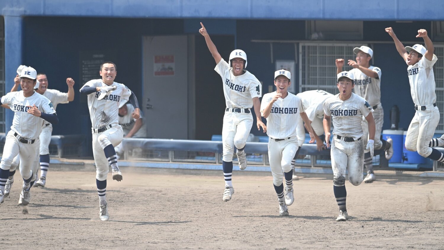 履正社に勝利して大喜びの興国ナイン　©Sankei Shimbun