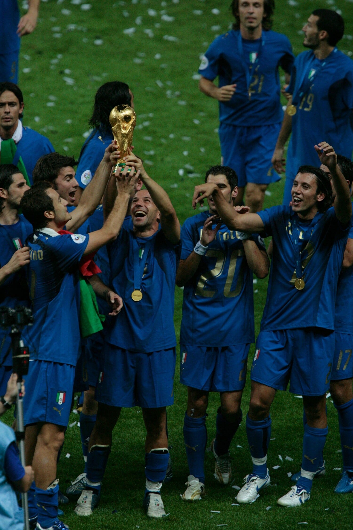 2006年ドイツW杯優勝後、W杯トロフィーを手に喜ぶイタリア代表 ©Naoya Sanuki/JMPA