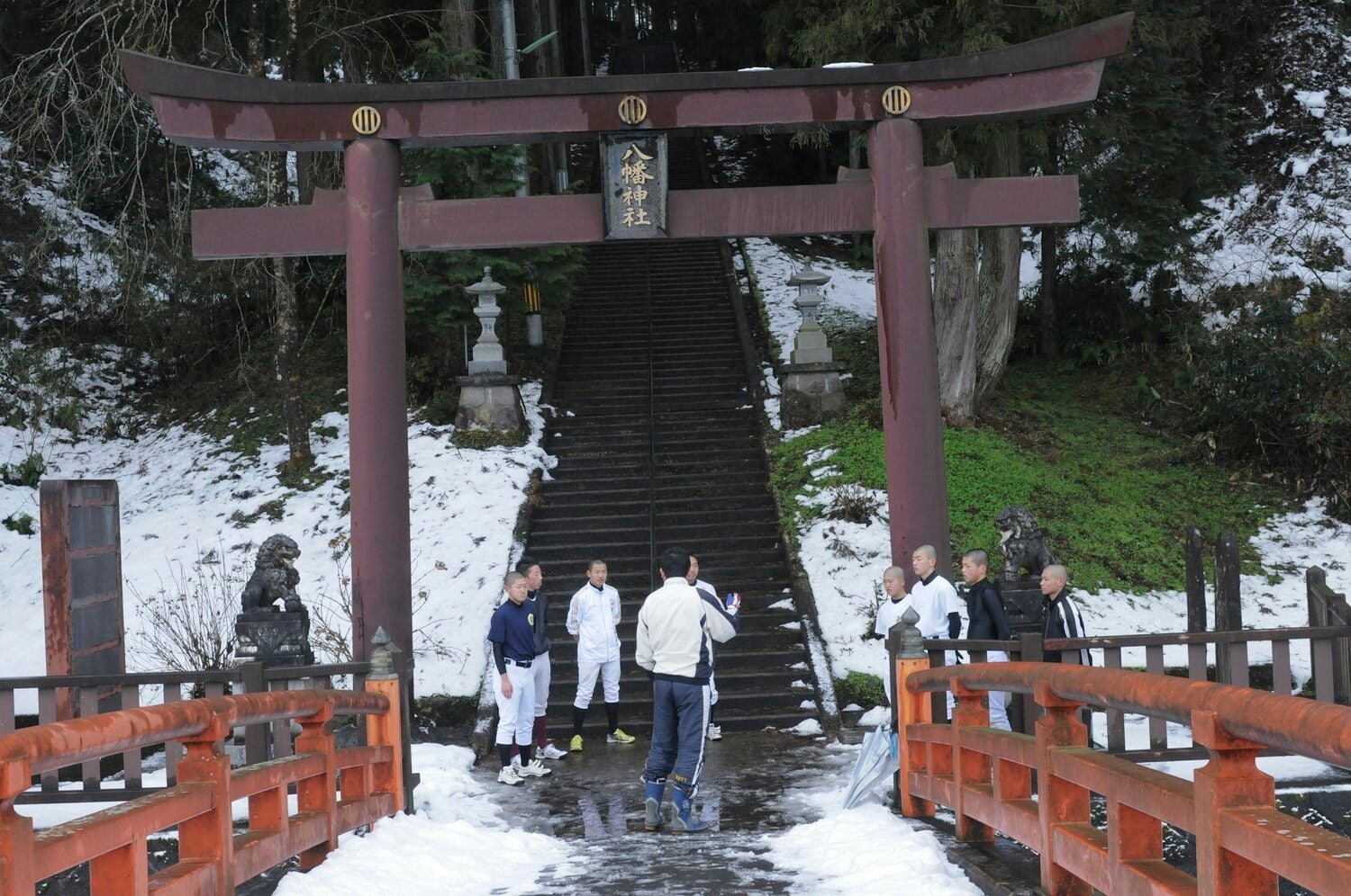 冬場恒例の階段トレは近くの神社を使って行った（左から2人目が今野）写真提供=相原正美氏