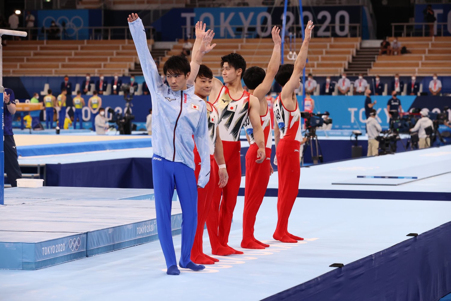 団体のメンバーとともにⒸJMPA