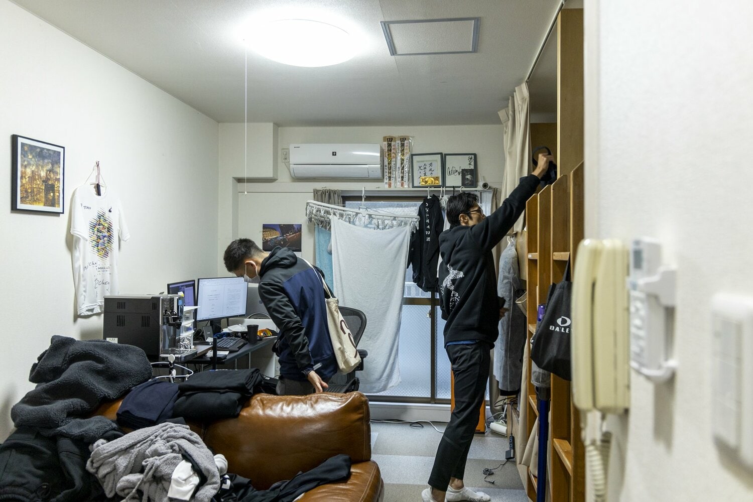 徳本の監督室には学生たちがひっきりになしにやってくる　©Mutsumi Tabuchi