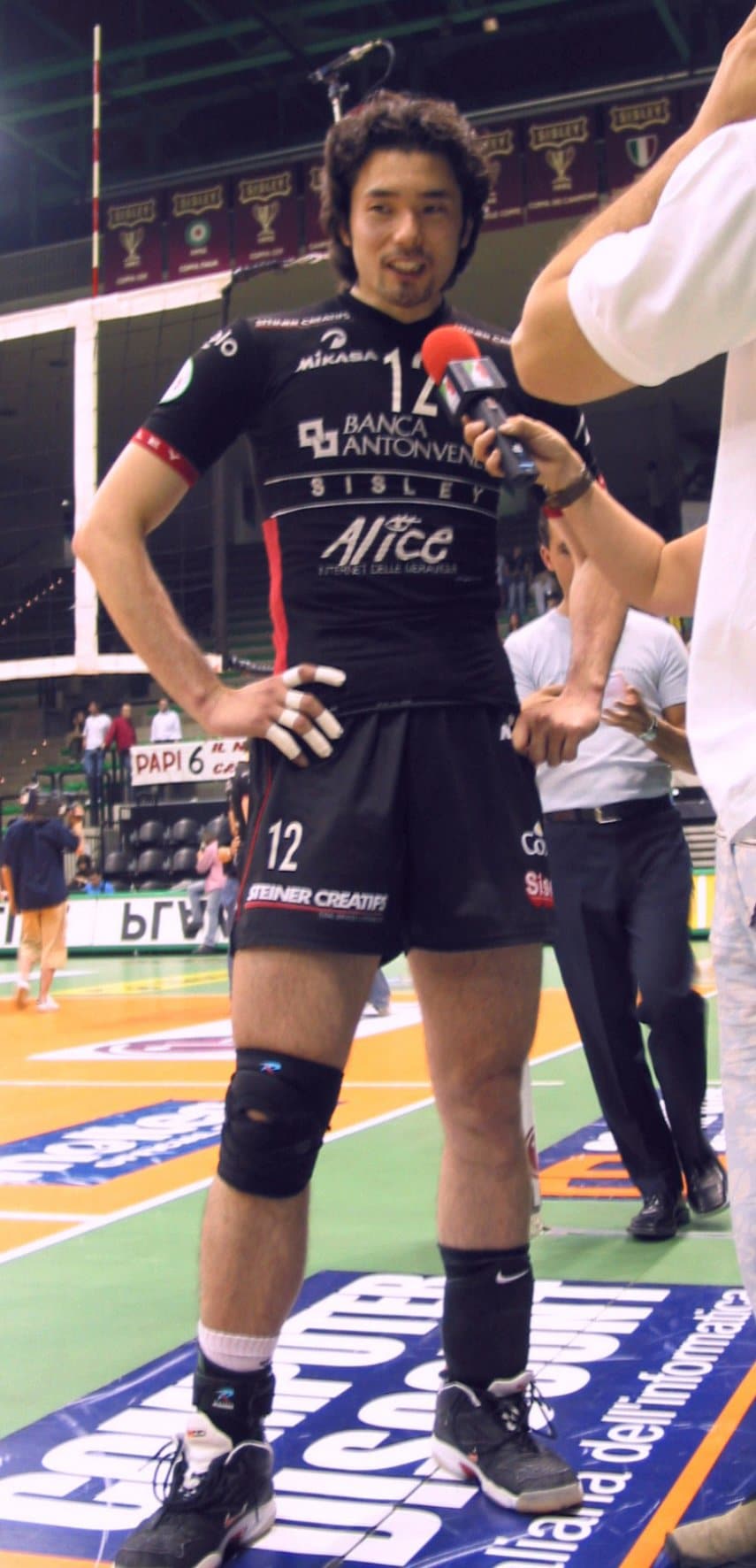 2003年、プレーオフ決勝後に地元TV局からインタビュー受ける加藤。徐々にクラブにも街にも馴染んでいった　©︎KYODO