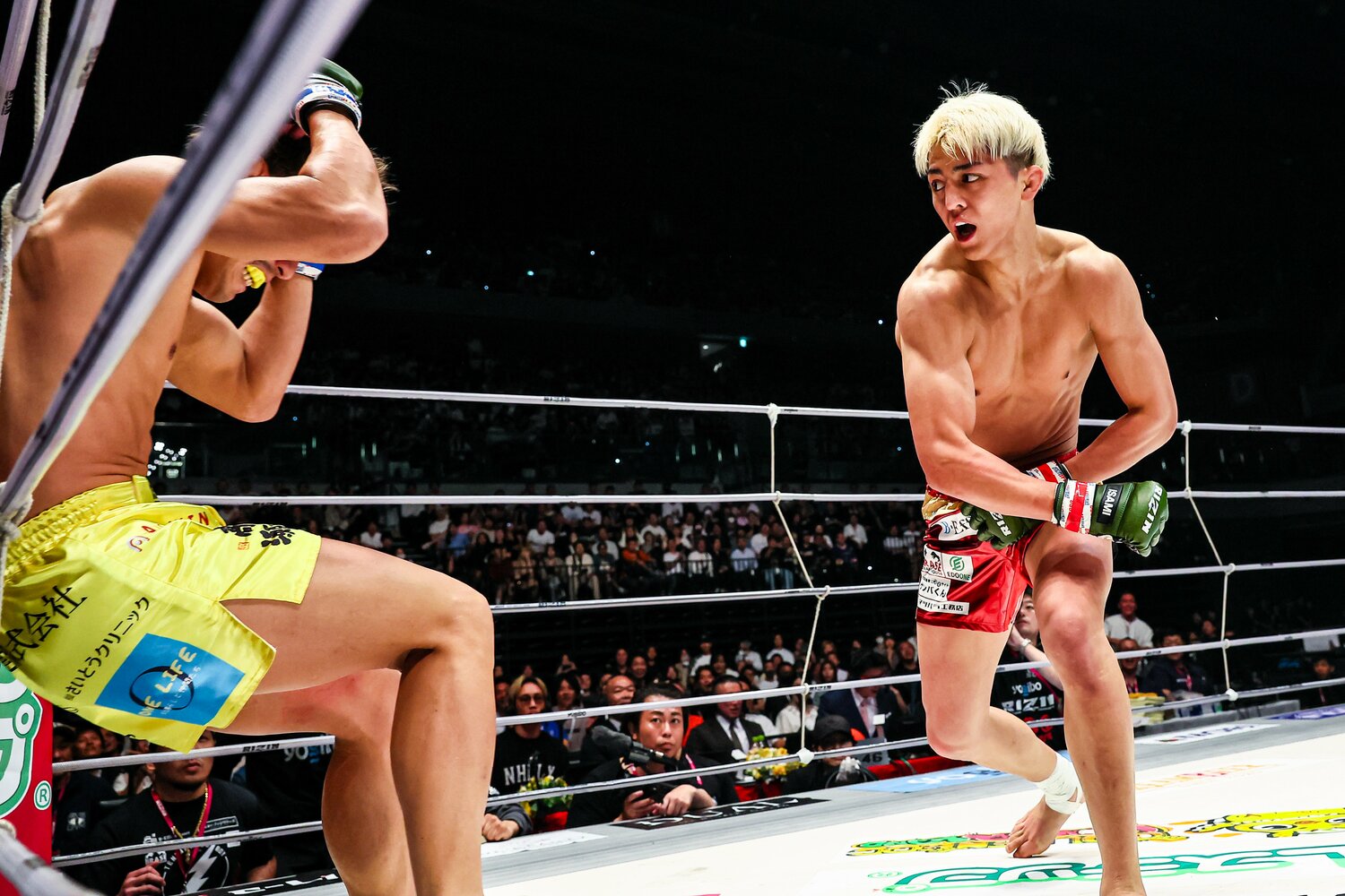 鈴木千裕の強烈な打撃を受けてロープに後退する金原　©RIZIN FF Susumu Nagao