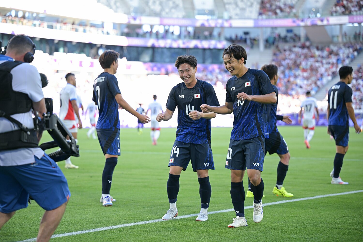 1点目を決めた三戸とチャンスを演出した斉藤　©Takuya Kaneko/JMPA