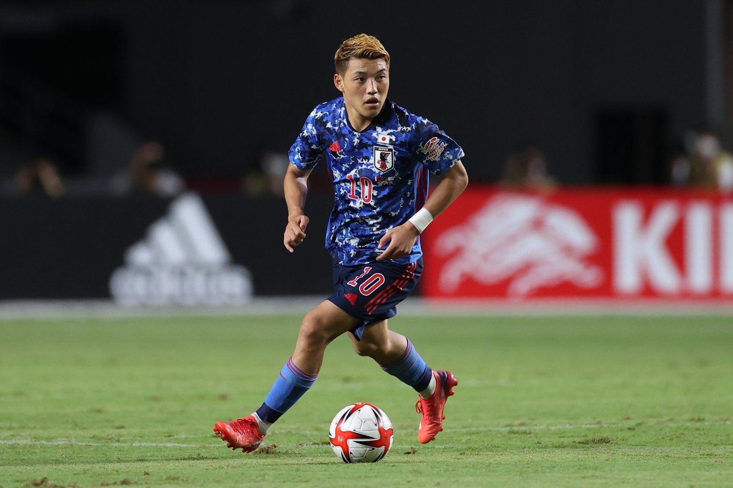 先制ゴールを決めた堂安律　©Getty Images