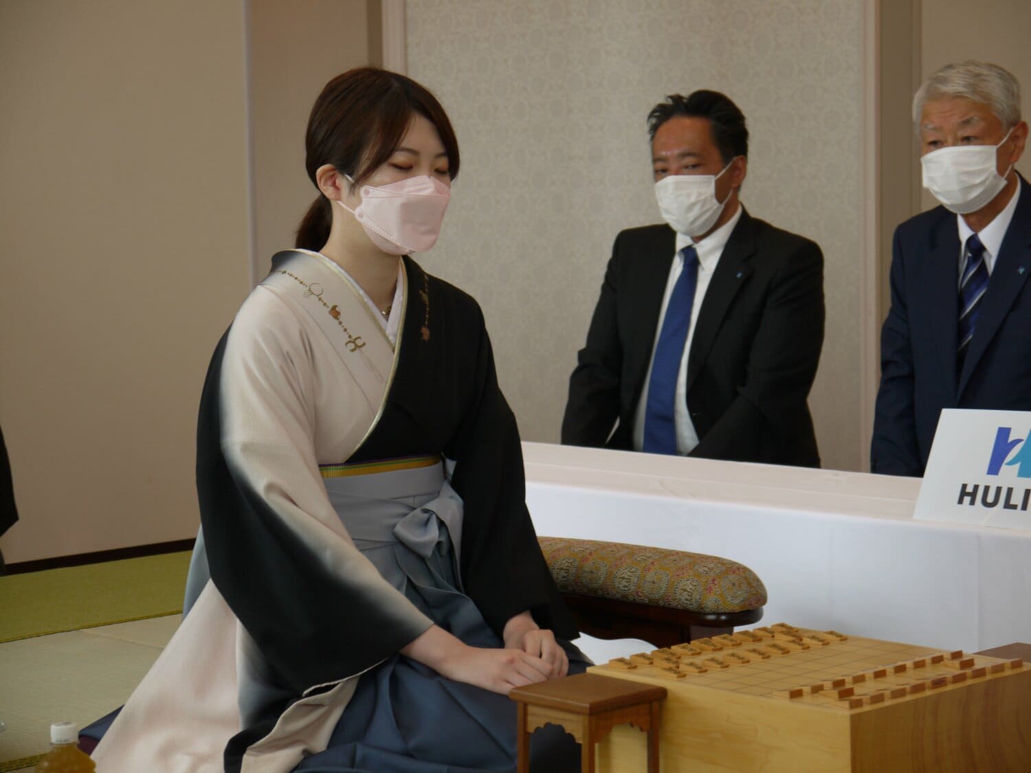 和服姿で対局に臨む西山女流三冠　©LPSA