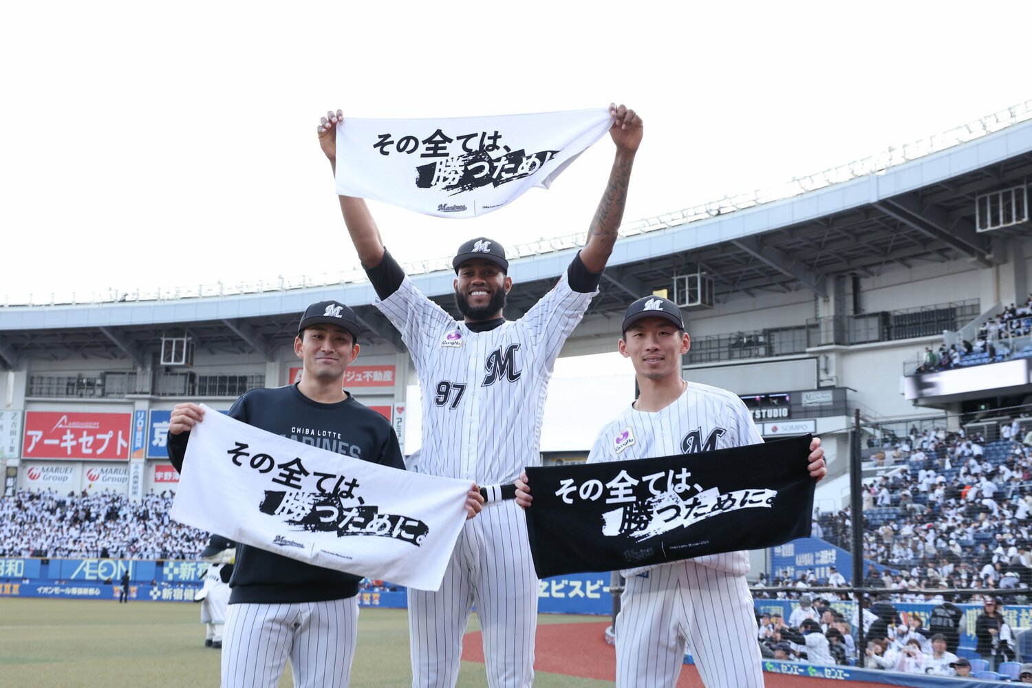 小島、高部とともにタオルを掲げるゲレーロ。やはり大きい…　©︎Chiba Lotte Marines
