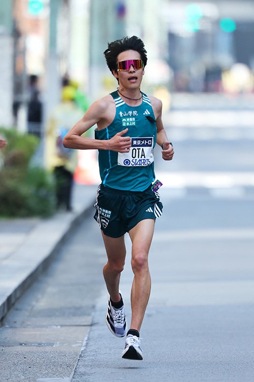 初のマラソンとなった東京マラソンでは、ハーフは自己記録を上回る1時間1分19秒で通過した　©AFLO