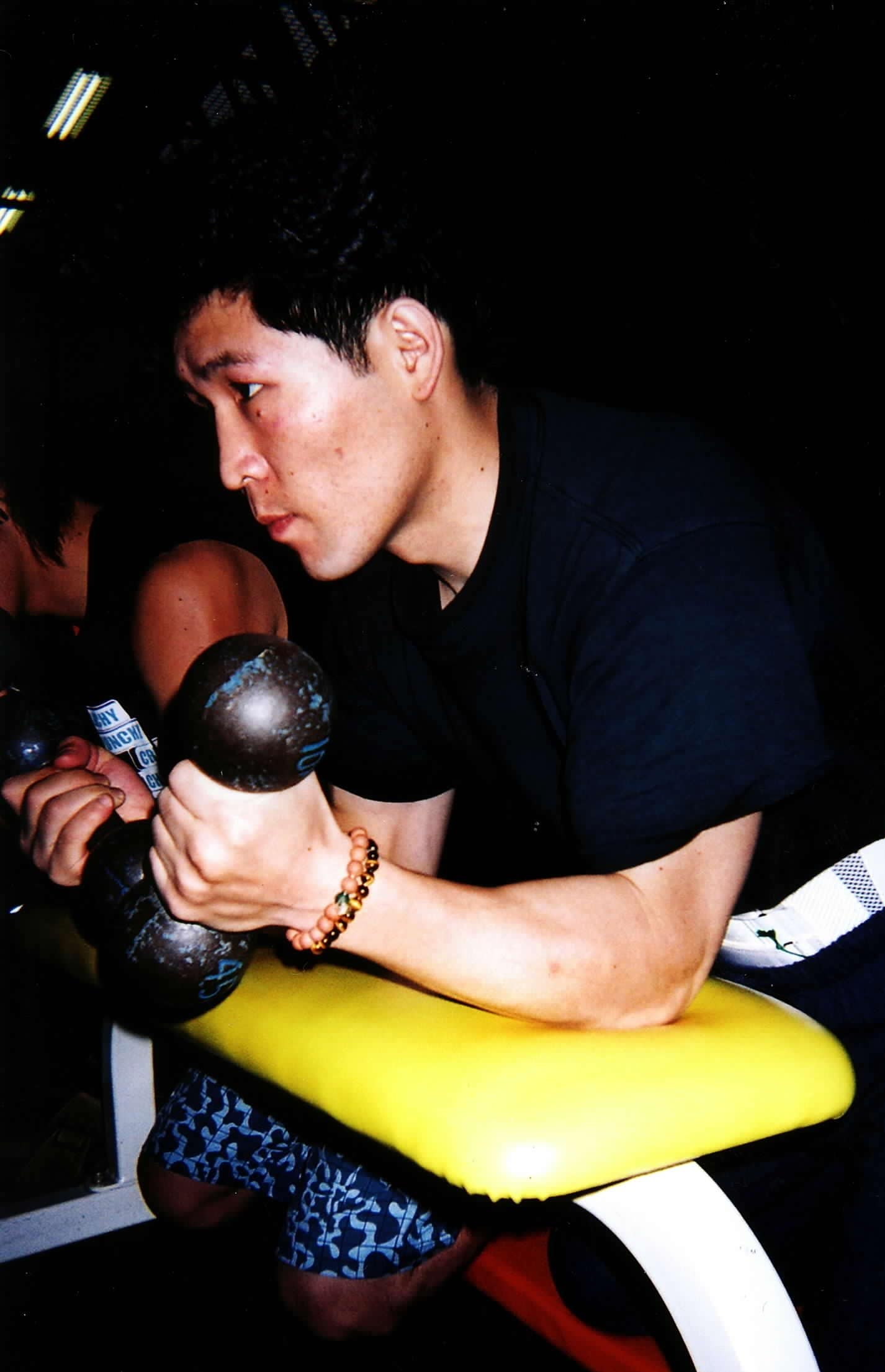 鉄アレイで腕を鍛える現役時代の坂本博之。幼少期から腕っぷしには自信があった　©Koh Tanaka