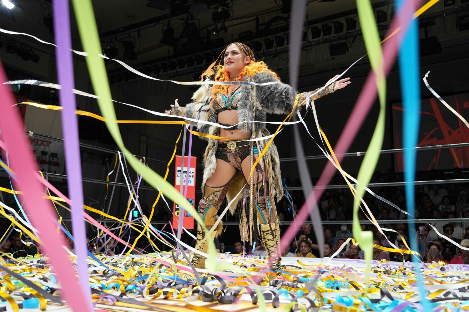 8月19日、後楽園ホール。投げ入れられた大量のテープがジュリアの旅立ちを祝っていた　©Essei Hara