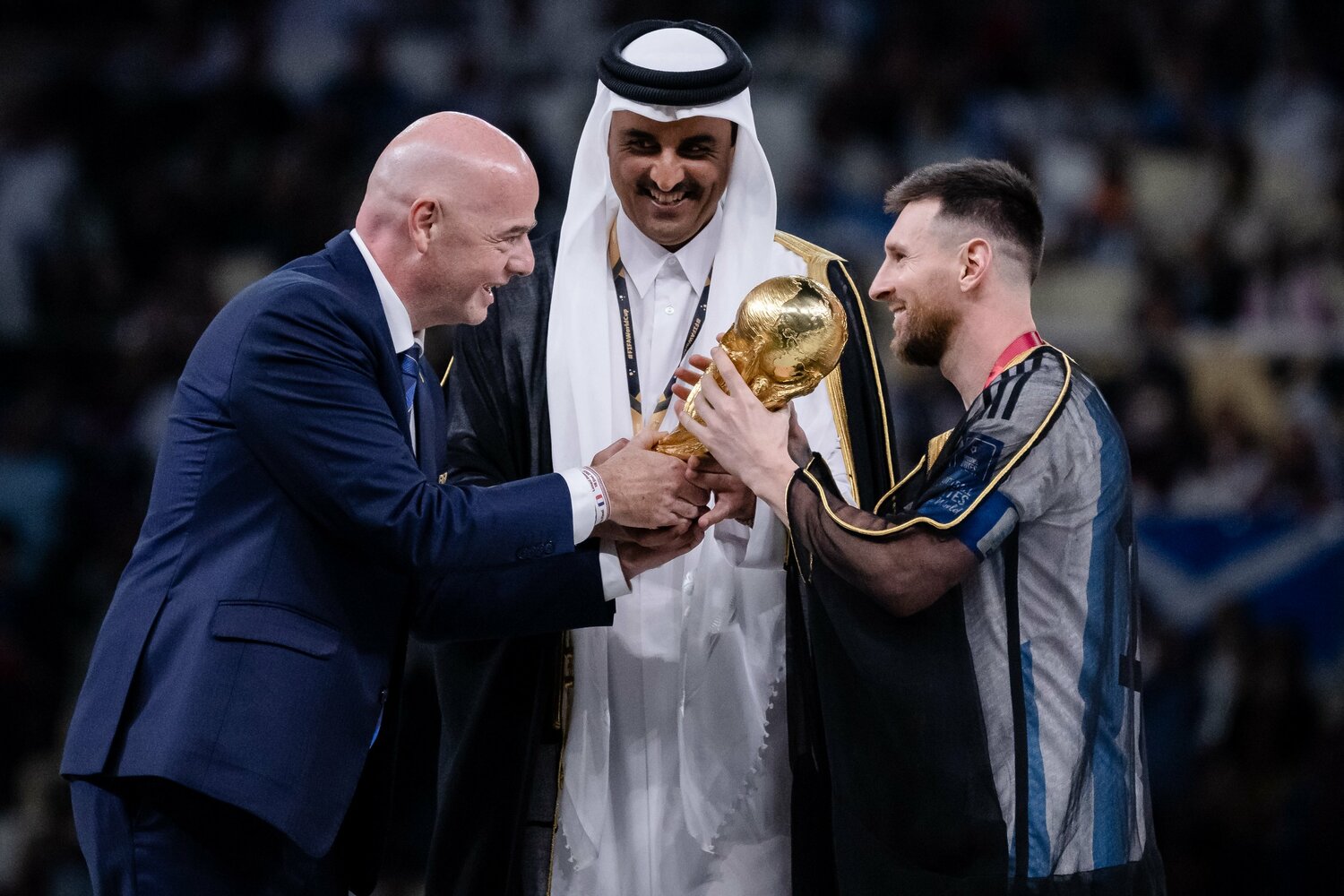 メッシにトロフィーを授与するインファティーノ会長（左）。メッシの子どものような笑顔が印象的だ　©Getty Images　