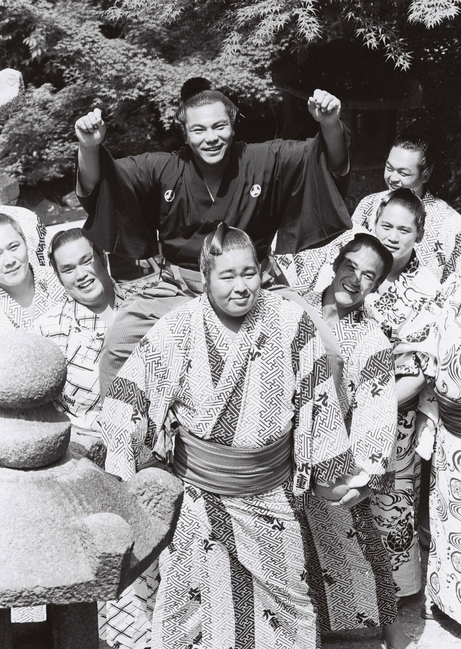 九重部屋の力士たちと横綱昇進を祝う千代の富士　©BUNGEISHUNJU