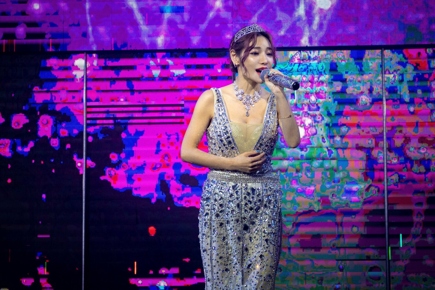 ショー中盤では、セリーヌ・ディオンの名曲「My Heart Will Go On」のソロステージも披露した