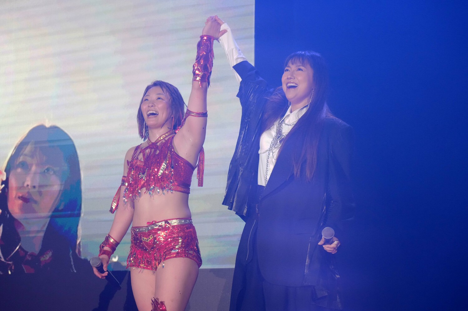 Sareeeの手をあげる島谷ひとみ。3月22日、横浜武道館　©Essei Hara