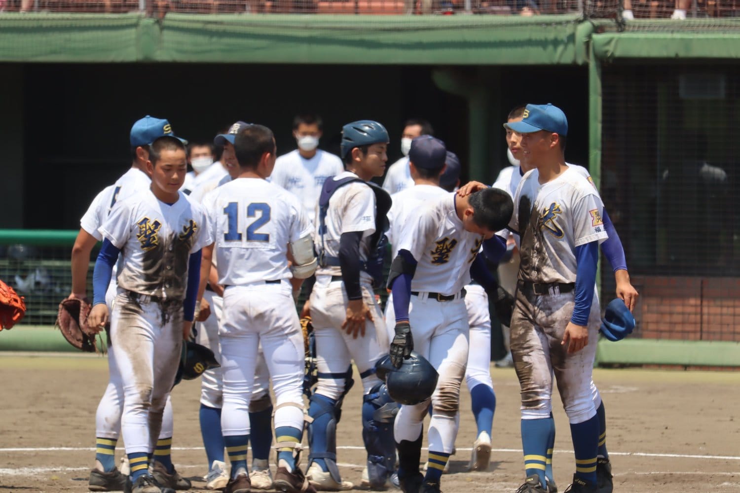 最後のバッター2年生山浅を3年生たちが抱えながらベンチへ下がる ©Genki Taguchi