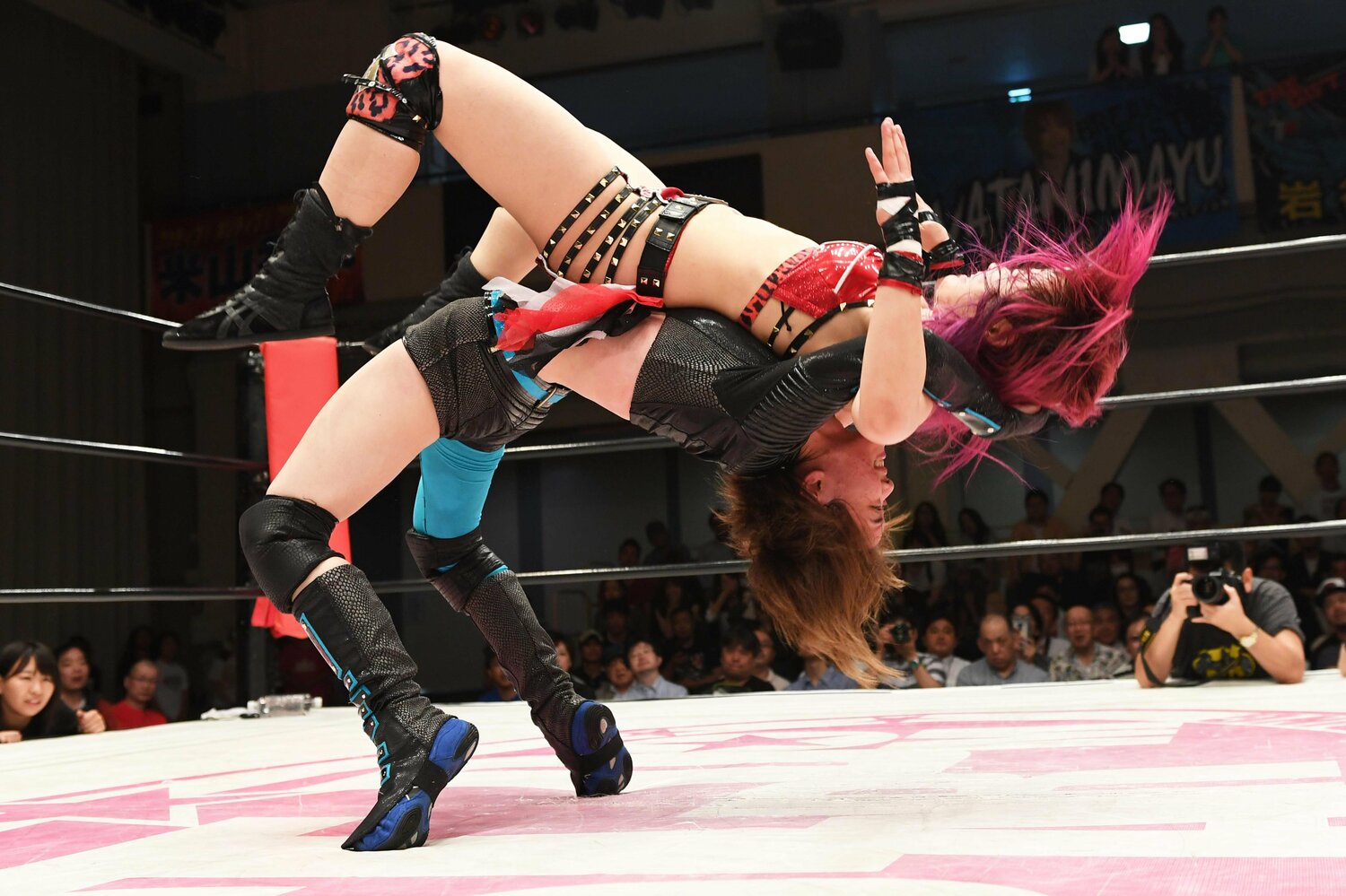 岩谷麻優のドラゴンスープレックスホールド。2017年6月21日、後楽園ホール ©Essei Hara