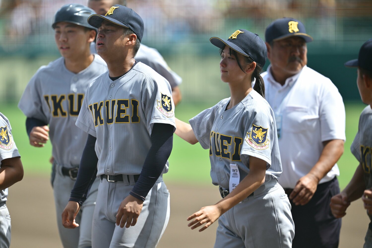 準々決勝で敗れ、涙する選手を励ますよつはさん　©Hideki Sugiyama
