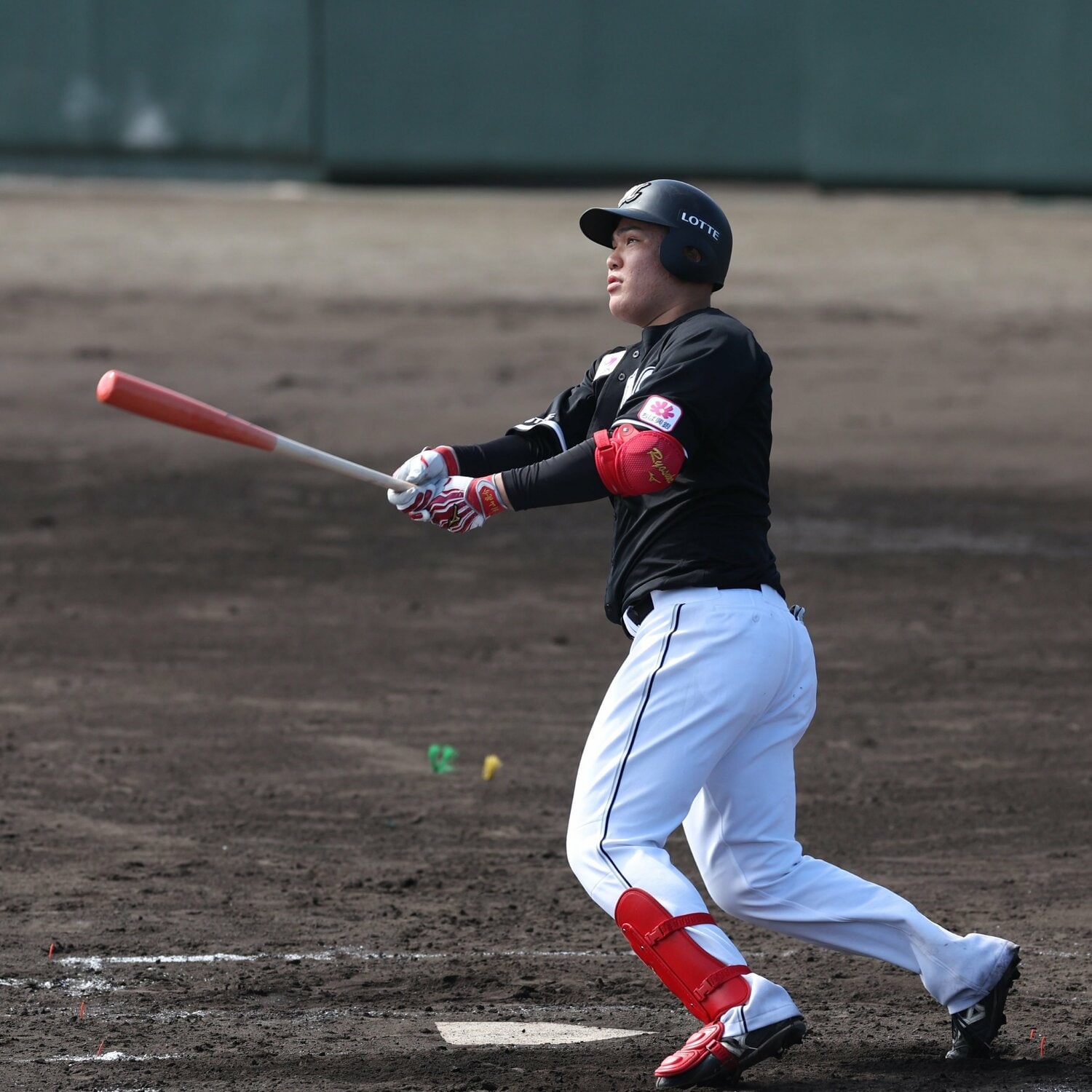 今年2月の石垣キャンプ中に行われた練習試合で、二塁打を放ったロッテ村山亮介。支配下登録に向けてアピールが続く　©︎Sankei Shimbun