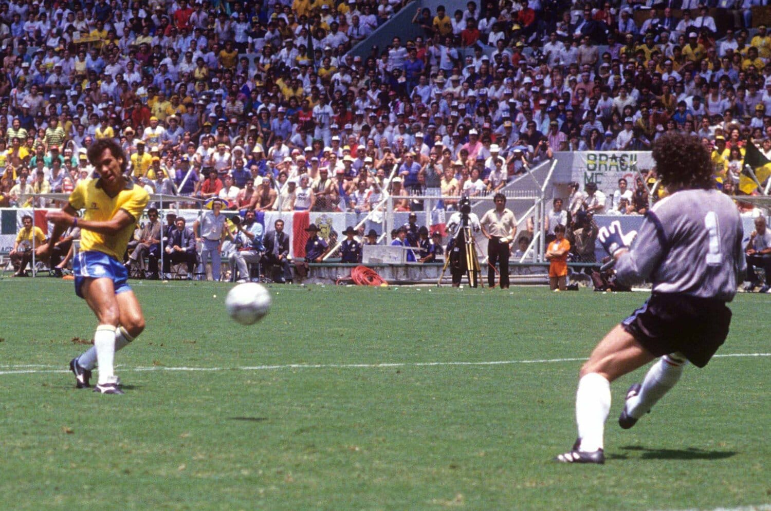 メキシコW杯フランス戦、カレッカのゴール　©AFLO