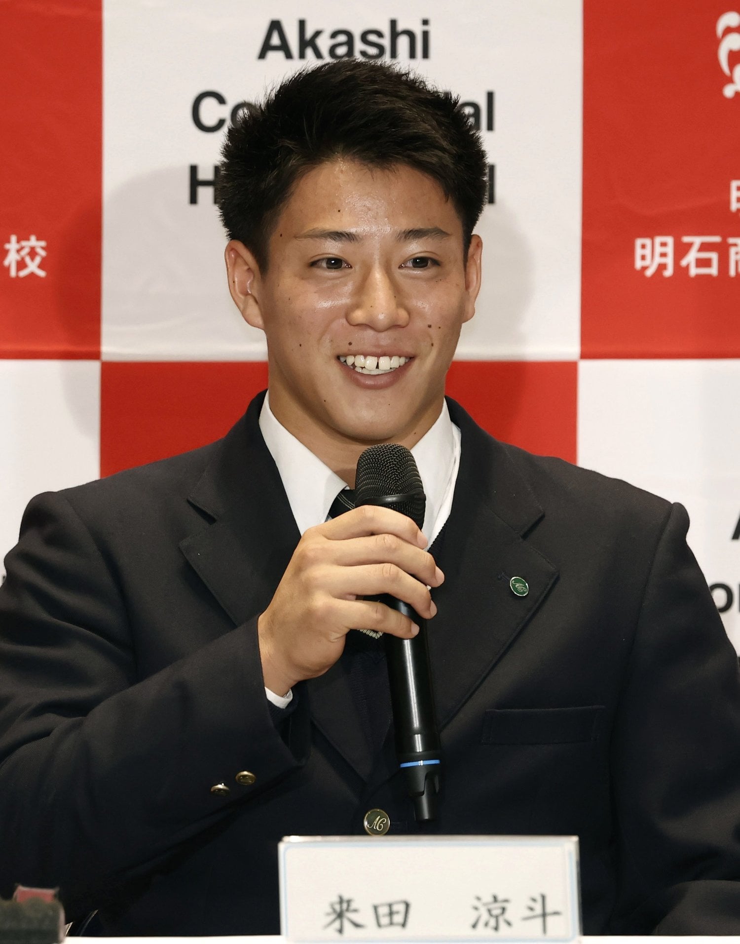 オリックスに3位指名を受けた来田。その表情は笑顔で溢れた　©Kyodo News