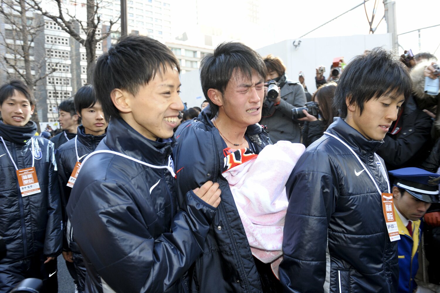 箱根の最後、10区に合わせ、区間賞の走りで優勝のゴールテープを切った2012年　©Asami Enomoto