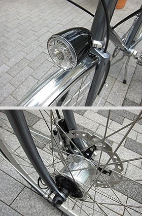 最新型LEDが従来のライト以上にバッチリ路面を照らす。下の写真は、前輪の真ん中に装着されている「ハブダイナモ」。中のコイルがタイヤに触れずに回転し発電するので、走行中の摩擦抵抗がほとんど無い