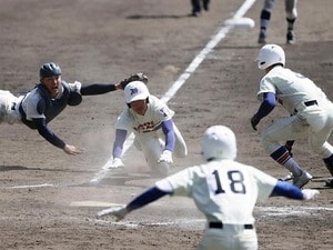 【センバツ】いきなりサヨナラ「9人対15人」神戸国際大付は“三塁コーチ出場＆代走殊勲打”で勝った