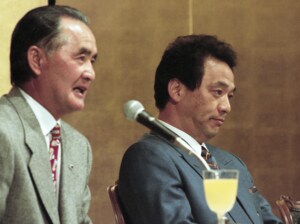 1996年11月28日、巨人・落合博満（当時42歳）の退団会見。長嶋茂雄監督と落合が並ぶ姿は、3年前の入団会見を思い出させる
