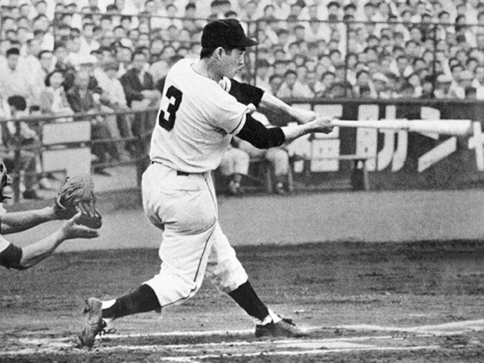 ＜発掘＞キョロキョロするルーキー長嶋茂雄、バットを拾う川上哲治…63年前のTVドラマ（遊星王子）に「巨人vs阪神」のお宝映像が使われていた！＜Number Web＞ photograph by KYODO