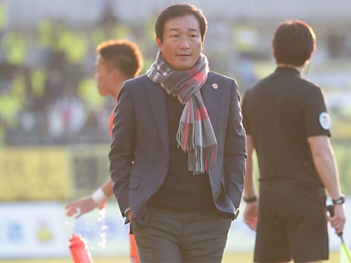 ザックとハリルの真似だけじゃなく。レノファ霜田監督を支える発想力。<Number Web> photograph by J.LEAGUE