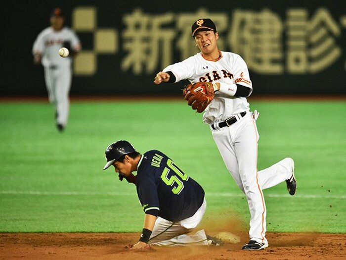 スライディングと併殺。～危険なスライディングが減って得しそうな球団が、セとパに2つずつ～＜Number Web＞ photograph by Hideki Sugiyama