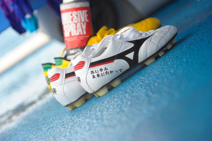 スパイクに刻まれたメッセージ。