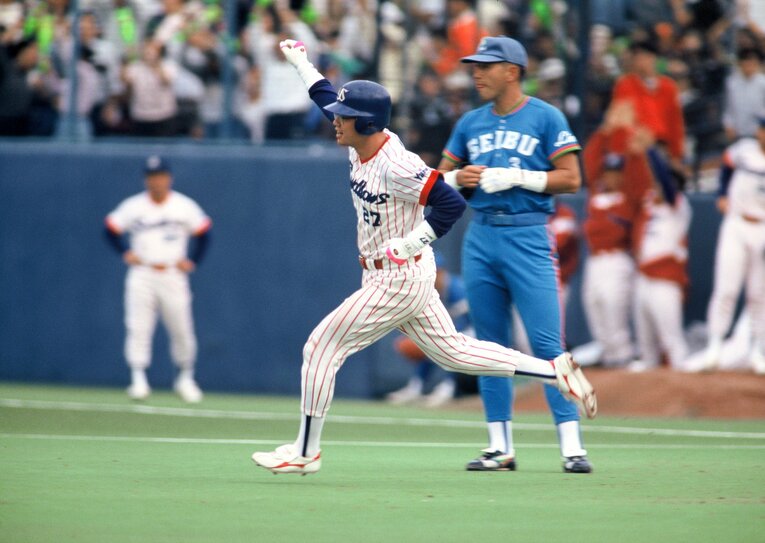 ガッツポーズをしながらベースを回る古田と、悔しそうな清原　©BUNGEISHUNJU