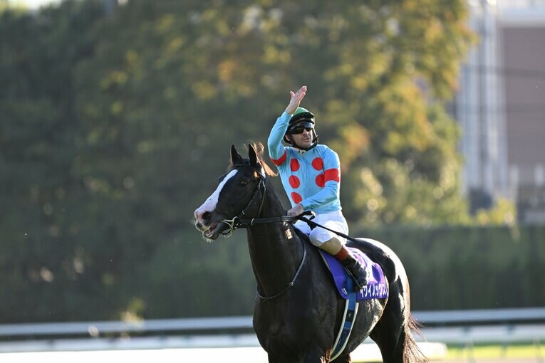 右手を上げて歓声を煽るルメール　©Keiji Ishikawa