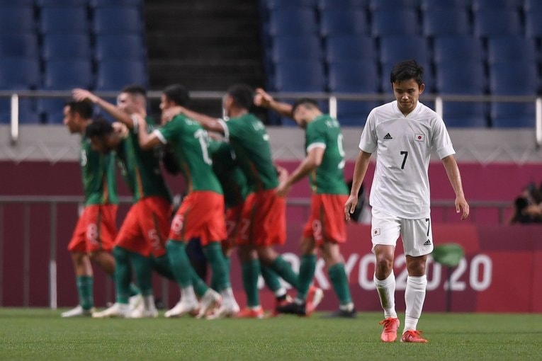 試合後、人目を憚らず大粒の涙を流して悔しさを露わにした久保建英。得点を喜ぶメキシコを背に何を思っていたのだろうか　©︎Getty Images