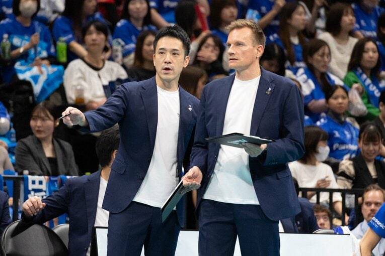 大阪ブルテオンではトーマス・サムエルボ新監督（右）を支える伊藤健士コーチ　©︎OSAKA BLUTEON