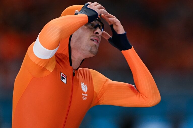 ミラノ五輪スピードスケート男子1000mで進路妨害を受け、思わず頭を抱えたオランダのベンネマルス ／ photograph by Asami Enomoto／JMPA