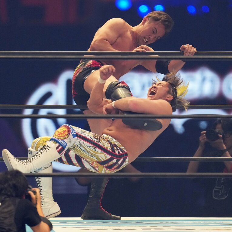 ドラゴンスクリューでオカダ・カズチカを攻める棚橋弘至　©Essei Hara