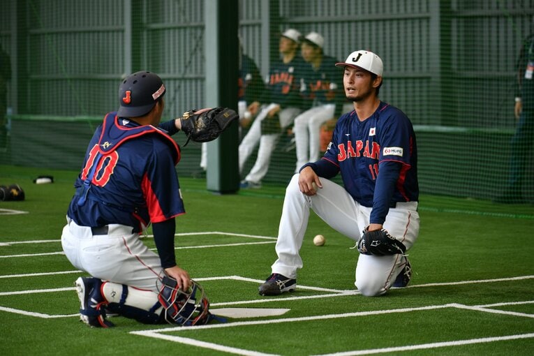 投手だけでなく、捕手やその他の野手にもアドバイスを伝えたダルビッシュ　©︎Hideki Sugiyama