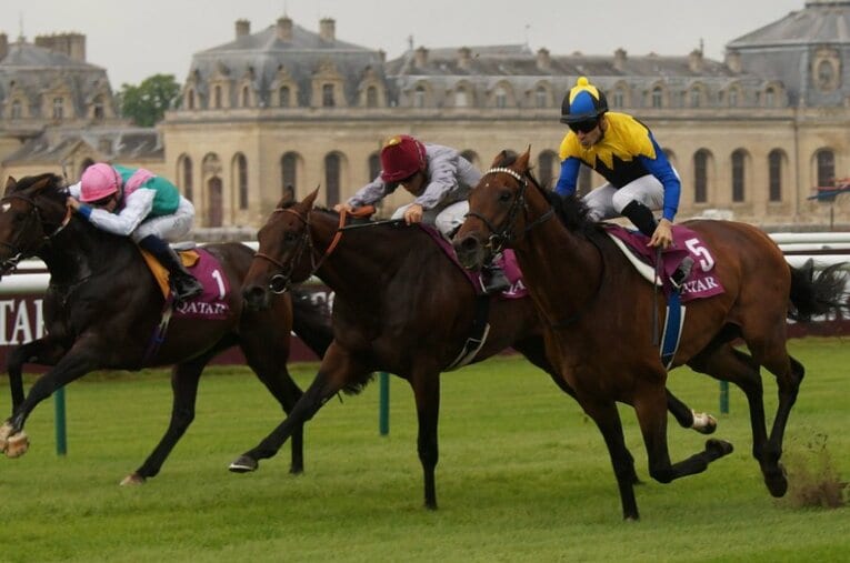 京都大賞典で衝撃の復活Vを果たしたマカヒキ。写真はその前に最後に勝利した2016年の凱旋門賞前哨戦、ニエル賞。マカヒキは写真一番右 ／ photograph by Satoshi Hiramatsu