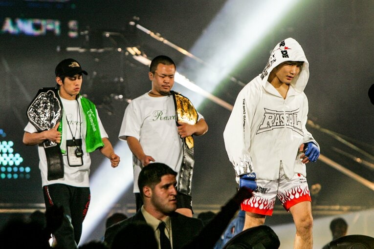 2006年の大晦日。石田光洋戦に向けて、五味はいつものようにフードを目深にかぶって入場